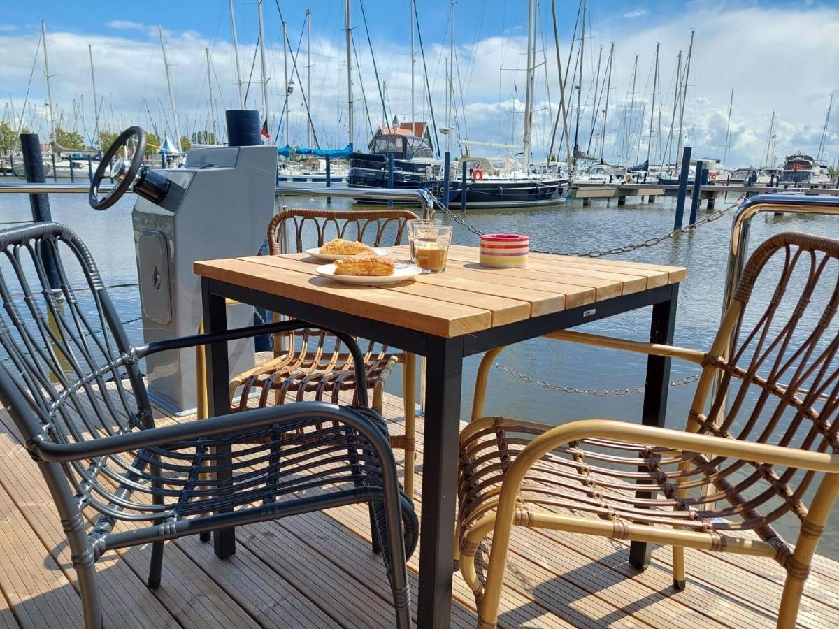 Luxury Houseboat In Volendam Marina Hotell Exteriör bild